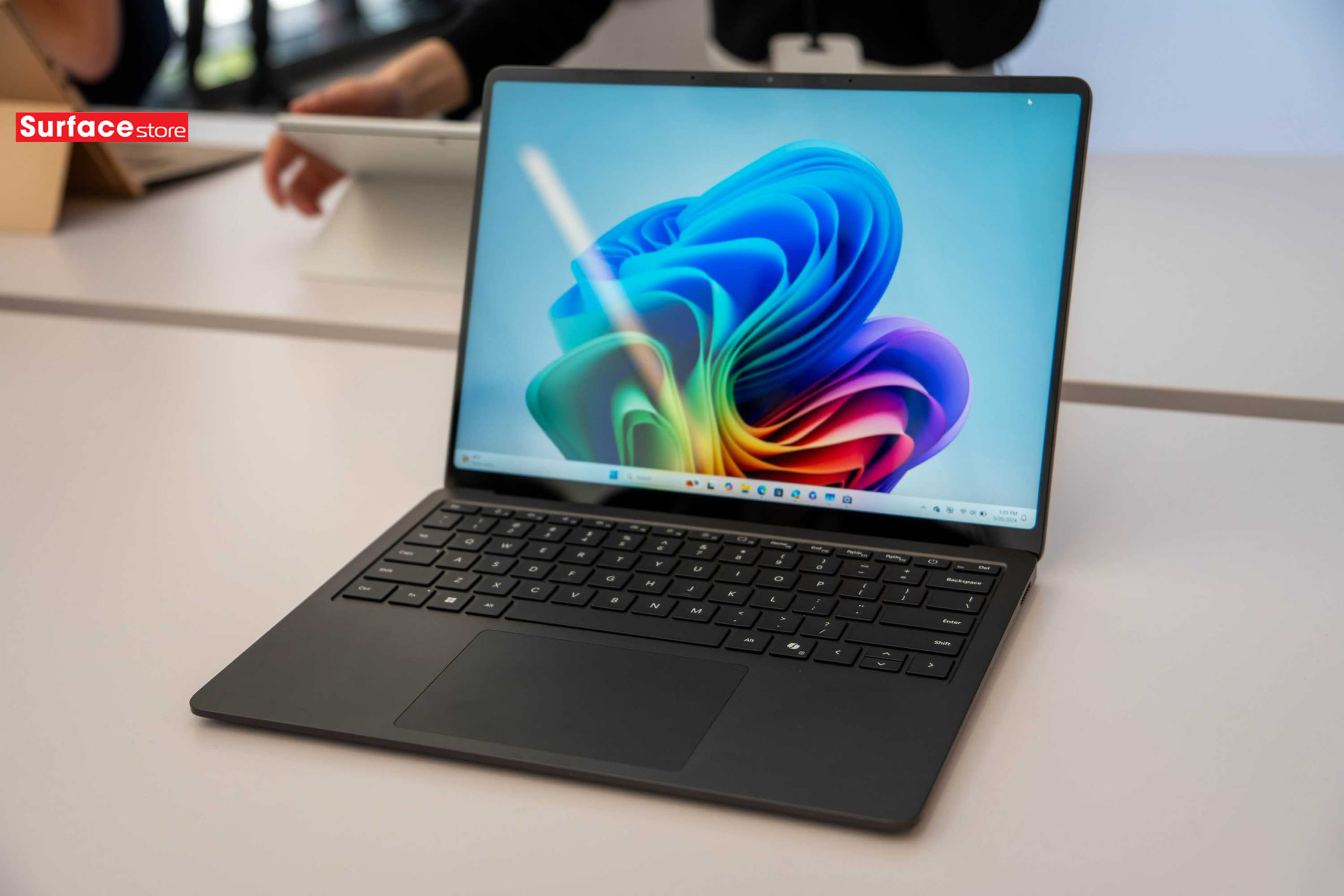 Snapdragon X Elite của Microsoft Surface Laptop vượt trội hơn MacBook Pro về hiệu năng